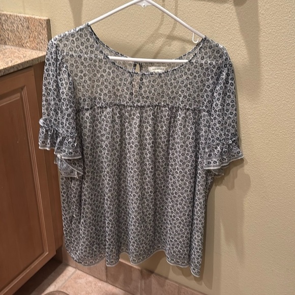 Max Studio woman's flouncy sheer shoulder blouse in black and white design - Picture 2 of 8